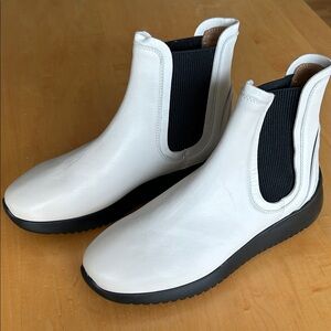 Aquatalia Slip On Leather Ankle Boots Cream Sz 8 w Black Rubber Sole NEW